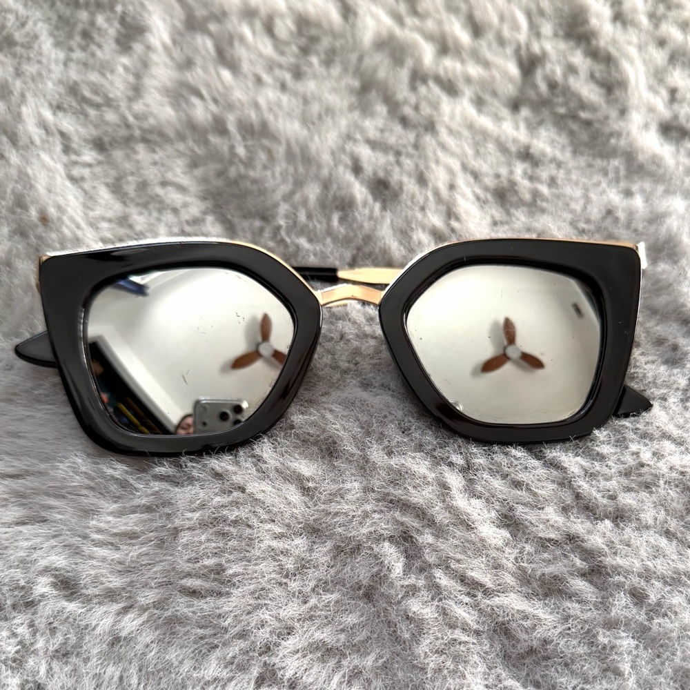 Aj Morgan Black and Gold Geometric Sunglasses Cat Eye